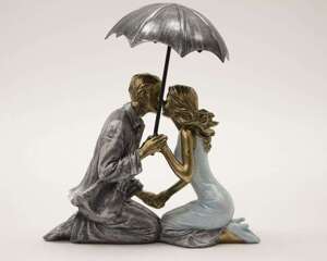 Figurka Całująca Się Para pod parasolką